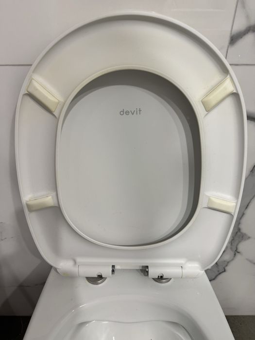 Продам крышку к унитазу devit.