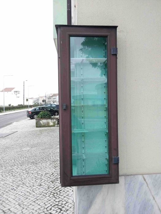Expositor de alumínio com dupla vitrine em vidro