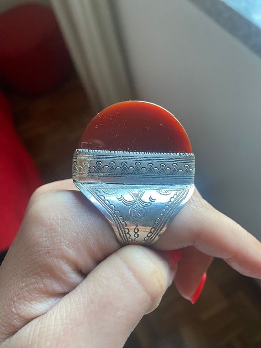 Anel em aço com pedra castanha