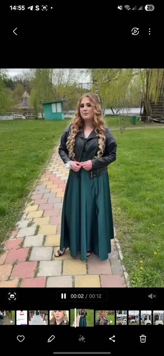 Сукня з розрізом на нозі