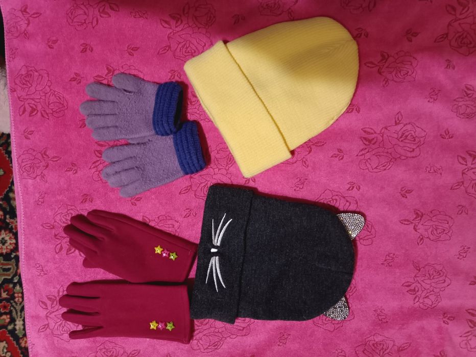 Безкоштовно 2 шапки , 2 пари перчаток