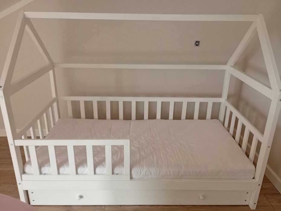 Łóżko dziecięce domek z materacem.