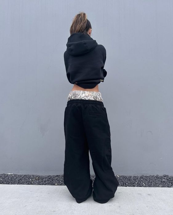 Широкі штани awaited