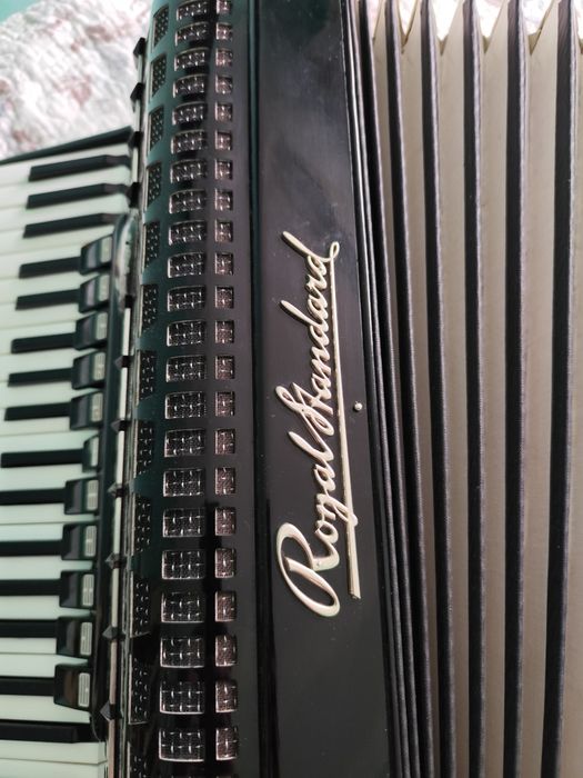 Продам акордеон Rojal standart 4/4