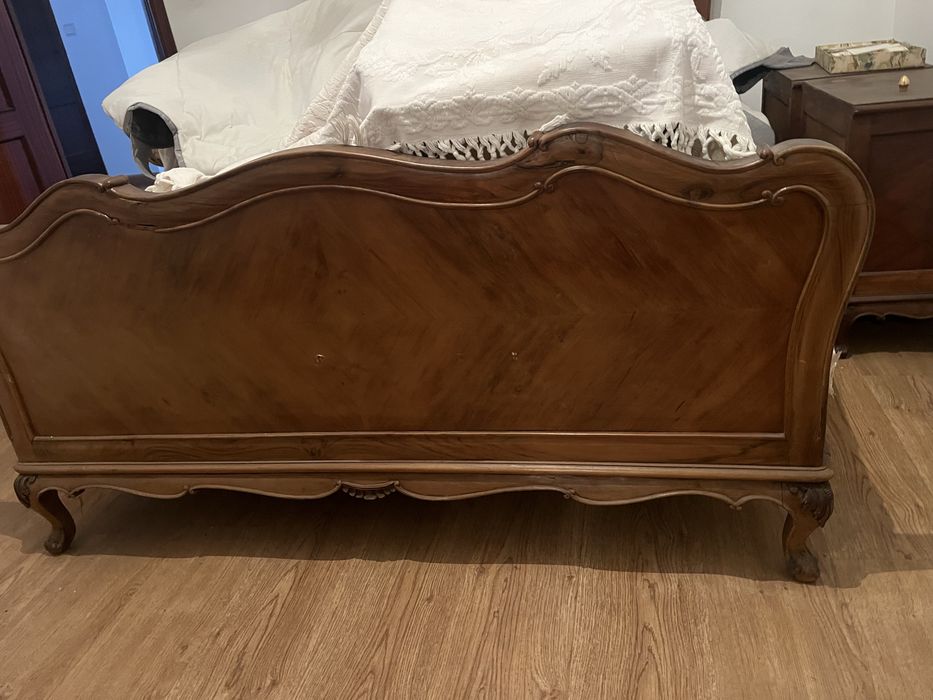 Cama de madeira antiga