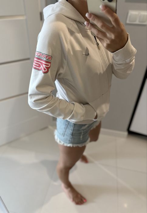 Biala bluza marki NIKE