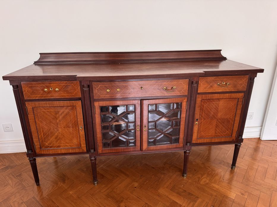 Aparador sideboard antigo com vitrine vidro facetado