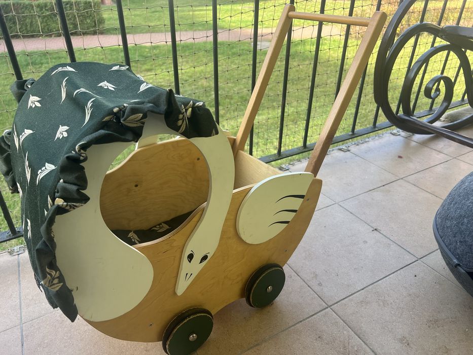 Drewniany wózek dla lalek – łabędź, solidny, piękny