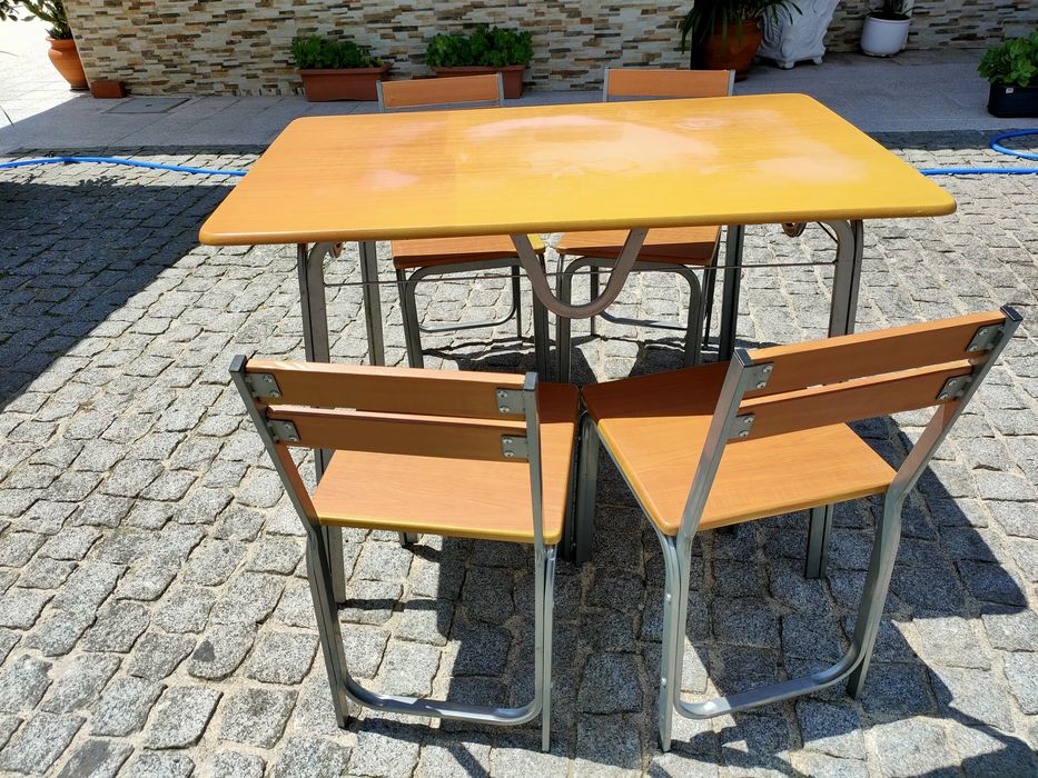 Mesa de jardim/cozinha/esplanada.