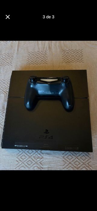 Playstation 4 com comando preto
