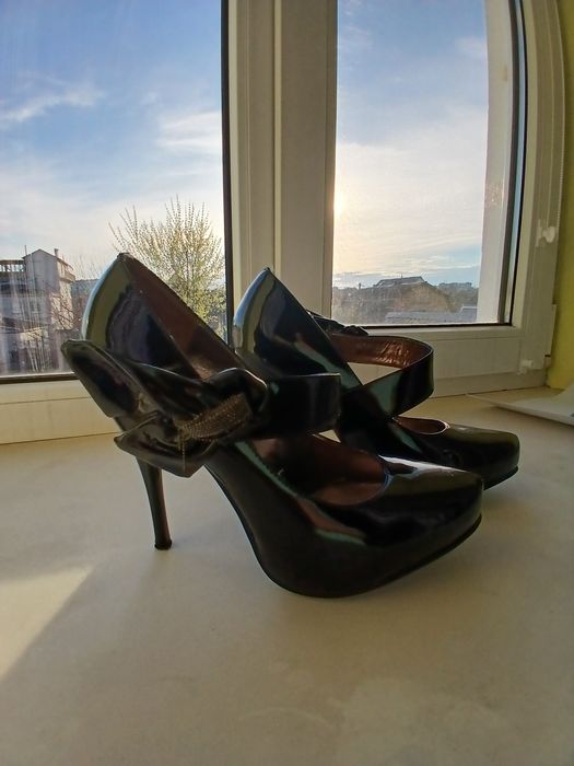 Віддам туфлі на підборах