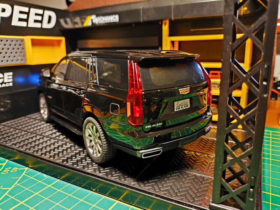 Model autka Cadillac Escalade skala 1:24