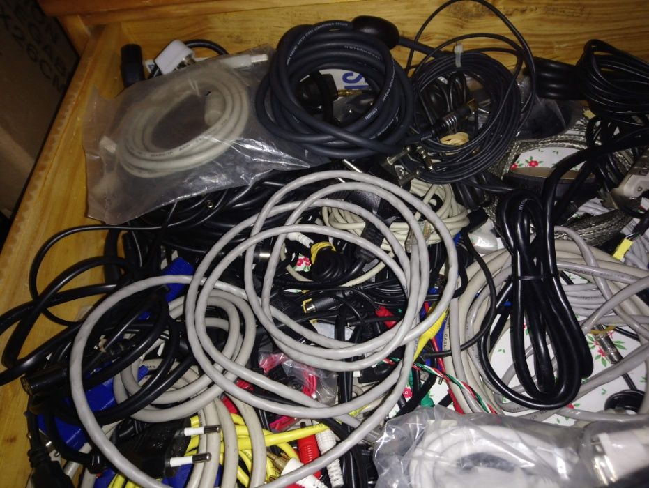 Cabos audio, video e outros