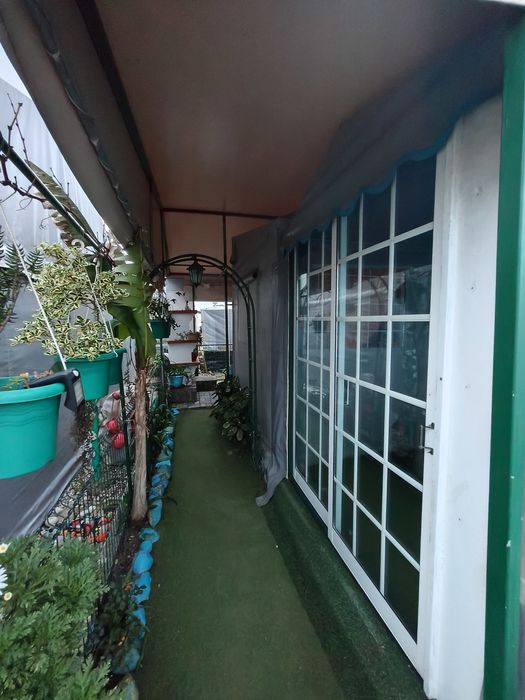 Caravana com avançados e cobertura