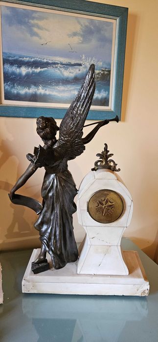 Relógio decorativo de mesa em estilo antigo, com estrutura em bronze e mármore.