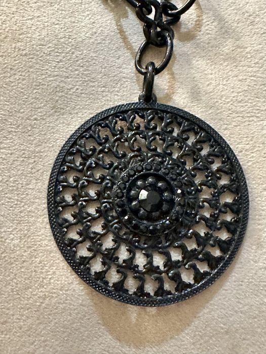 Conjunto de dois colares pretos