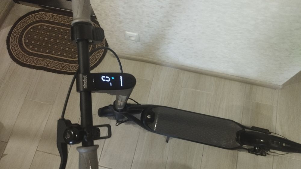 Продам самокат Ninebot F25E