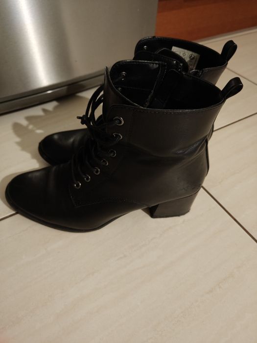 Czarne botki na obcasie