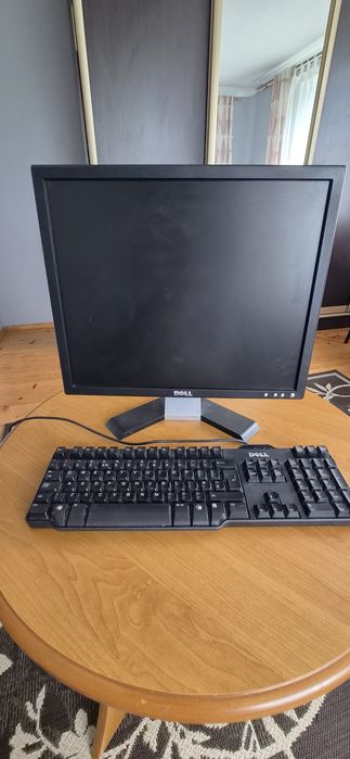 Продаю монітор Dell з клавіатурою.