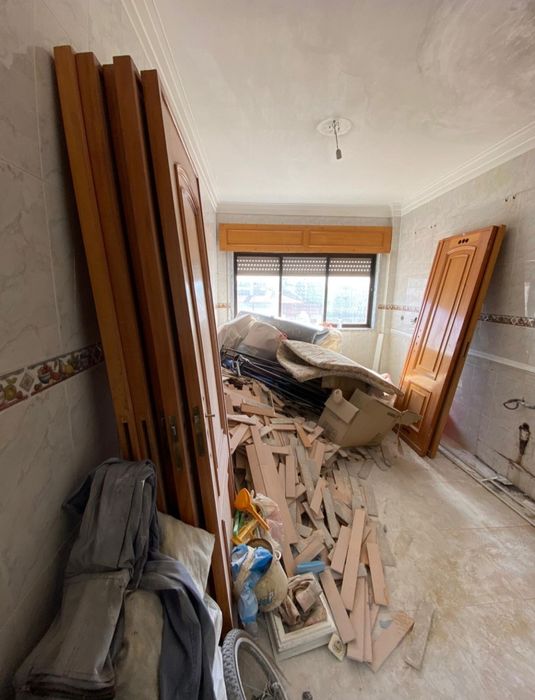 Recolha de entulho móveis madeiras máquinas frigoríficos