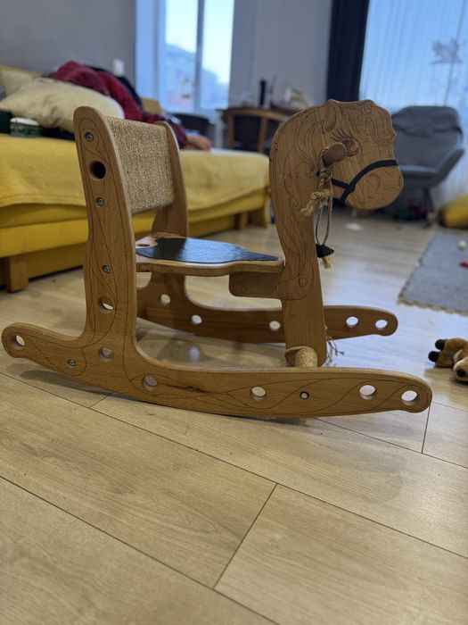 Деревʼяний коник гойдалка