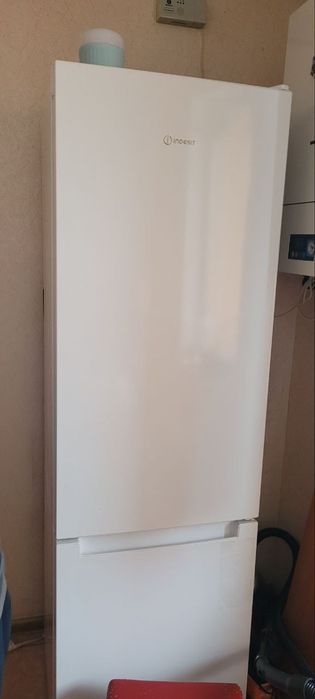 Холодильник,indesit