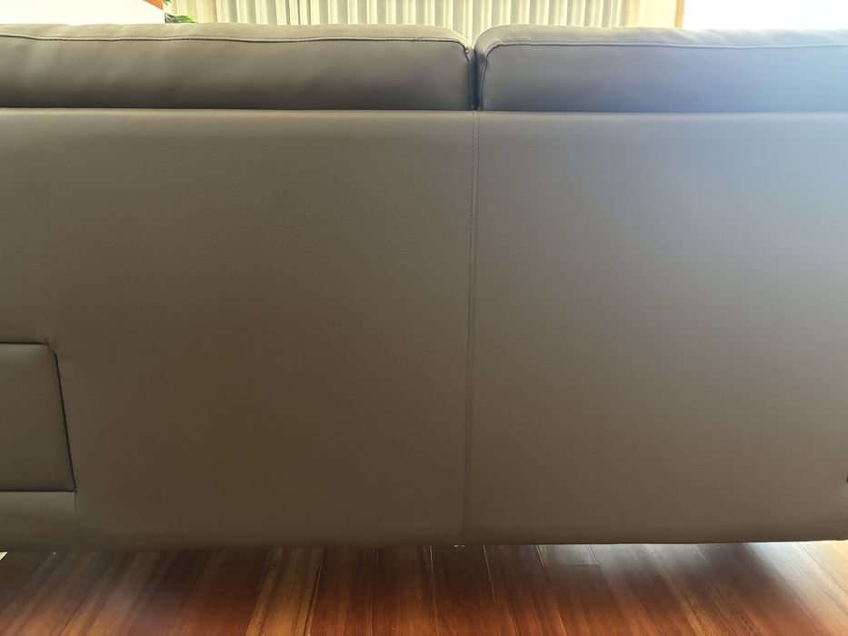 Conjunto de Sofás em Pele Genuína – Excelente Estado