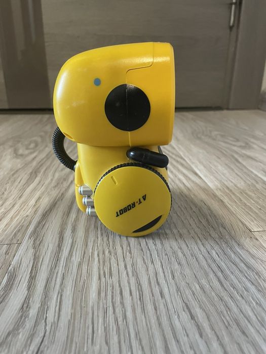 IT Robot жовтого кольору