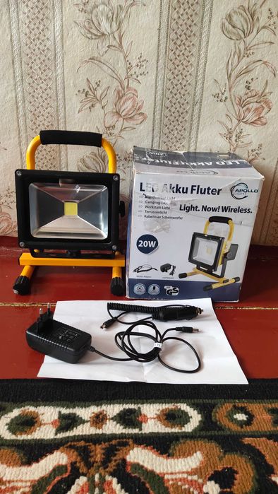 акамуляторний прожектор ,ліхтар