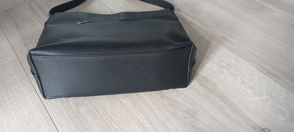 Duża czarna torebka.