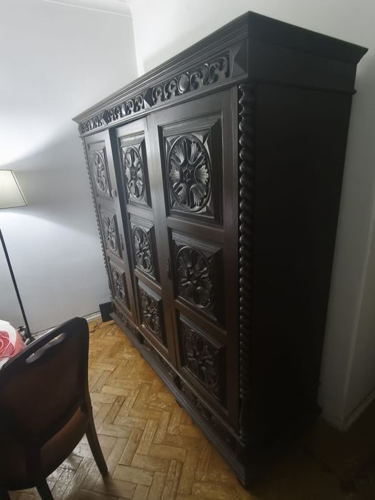 Armário antigo em madeira