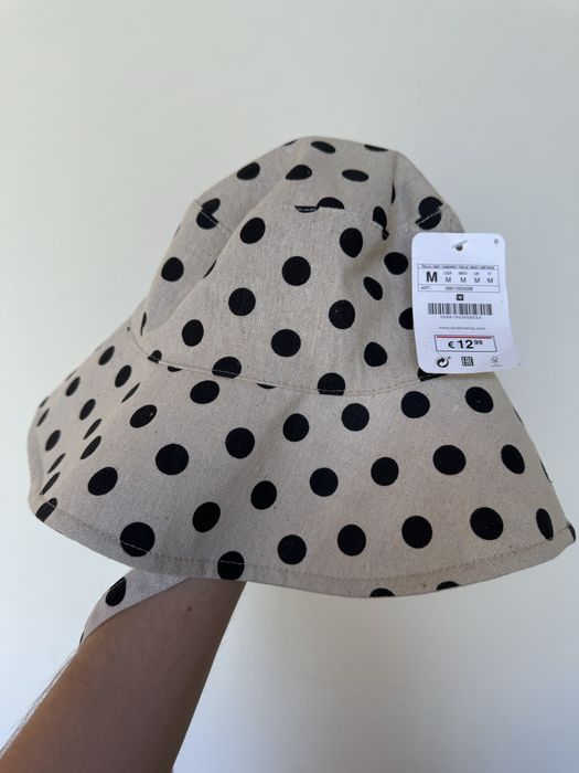 Chapéu beje às bolinhas pretas