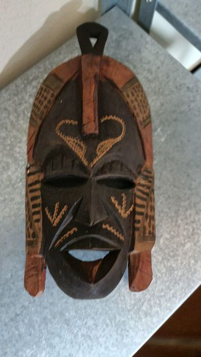 Máscara africana artesanal em madeira