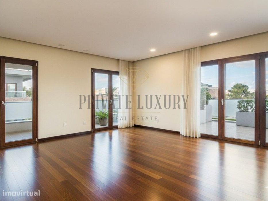 Apartamento Penthouse T5 com piscina e terraço e vista rio