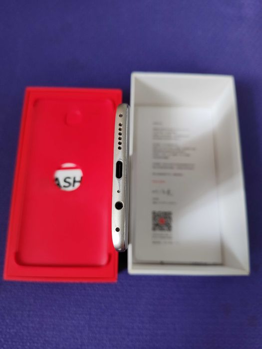 Старий смартфон OnePlus 3T (на запчастини)