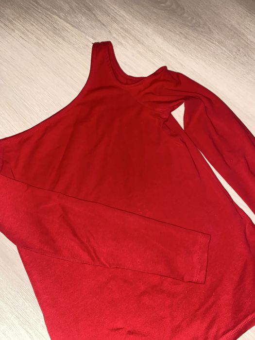 кофта червона з відкритим плечем
