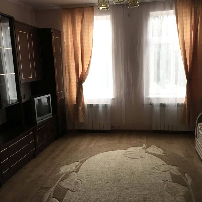 Продається 1/2 приватного будинку.