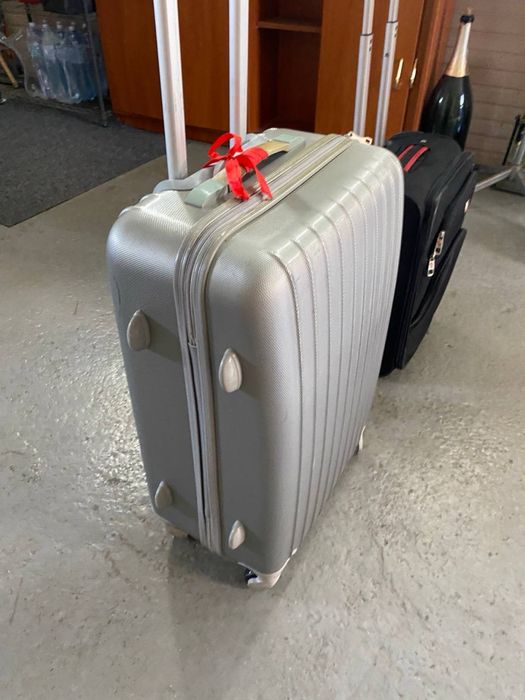 Продам валізи, чемодани