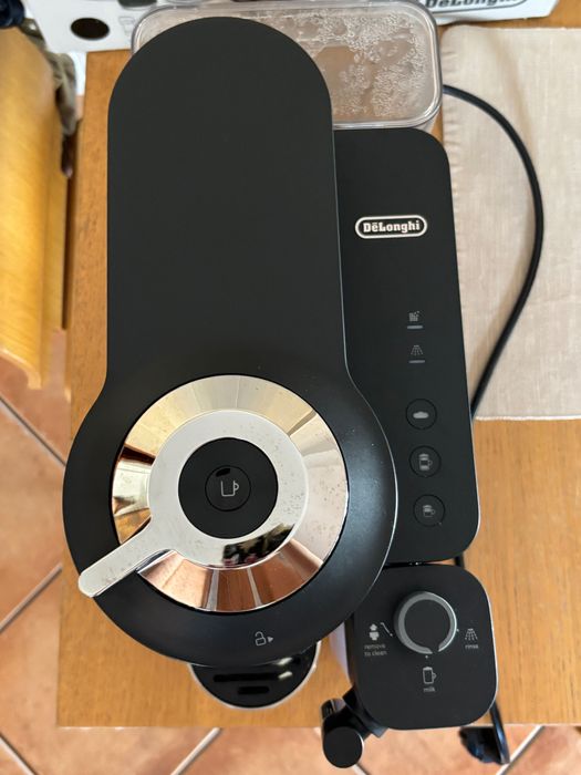 Máquina de café NESPRESSO vertuo latissima