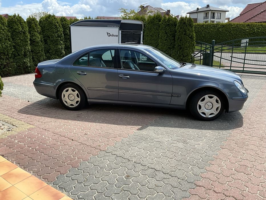 Mercedes E. 260. Benzyna