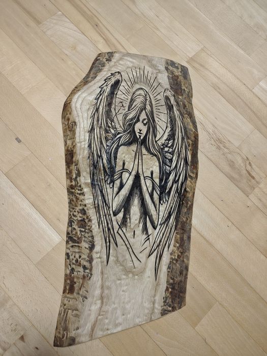 Anioł domu na desce ozdoba na prezent