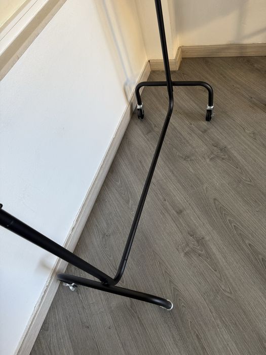 Suporte para roupas preto