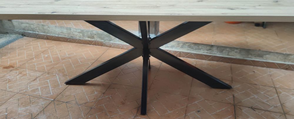 Mesa com pernas aço