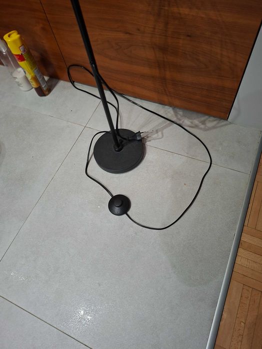 Lampa podlogowa z ażurowym kloszem i żarówką