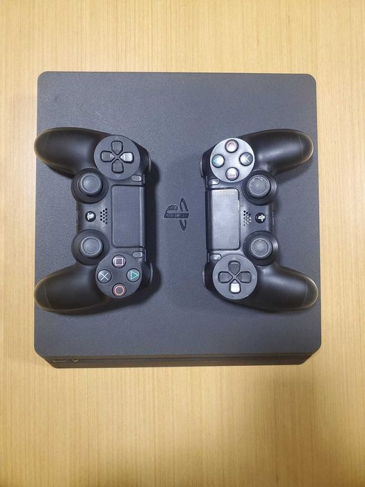 Playstation 4 com dois comandos
