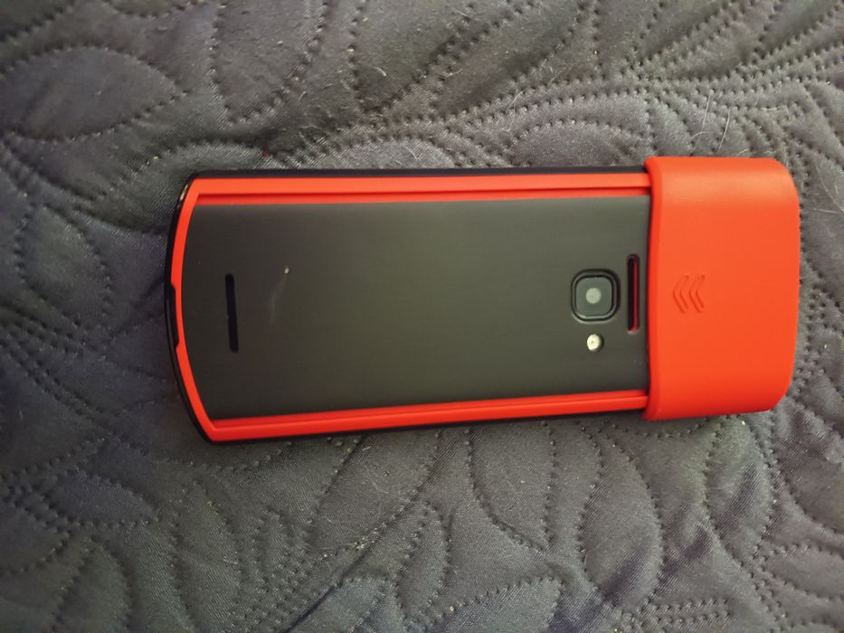 Telemóvel com phones incorporados. Idioma inglês