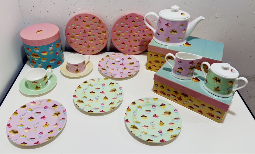 Serviço de chá com estampado de wcupcakes.