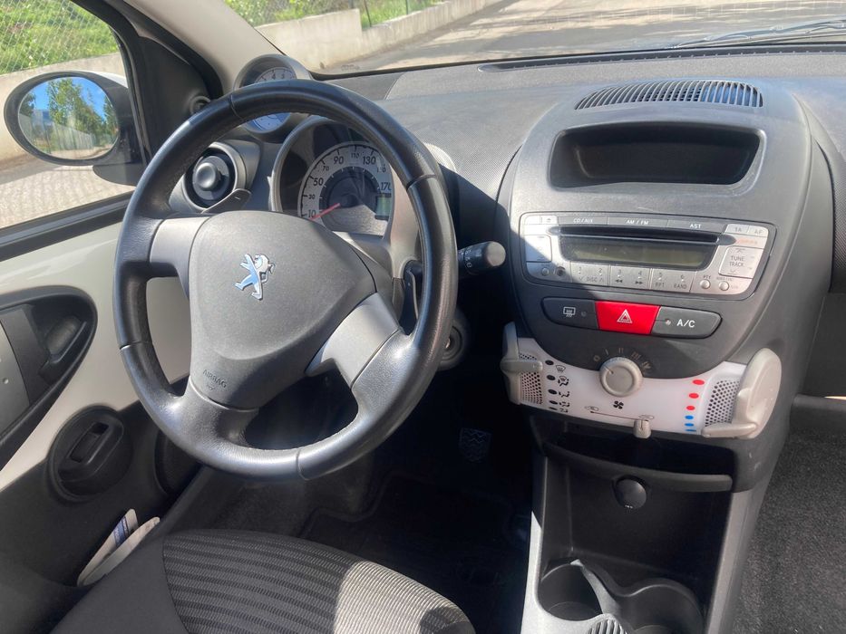 Peugeot 107 Automático 2014 – 5 portas – Gasolina – Manutenção completa