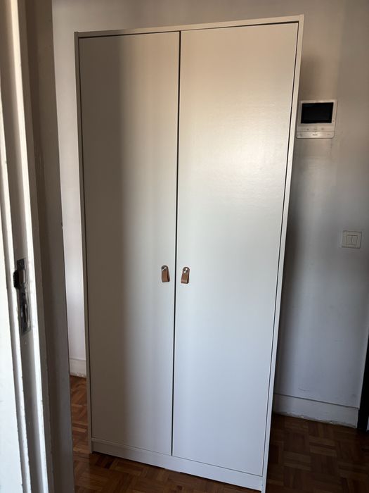 Roupeiro IKEA KLEPPSTAD e puxadores pele ÖSTERNÄS