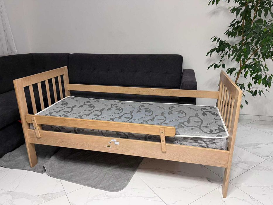 Продається двоярусне ліжко з матрацами .